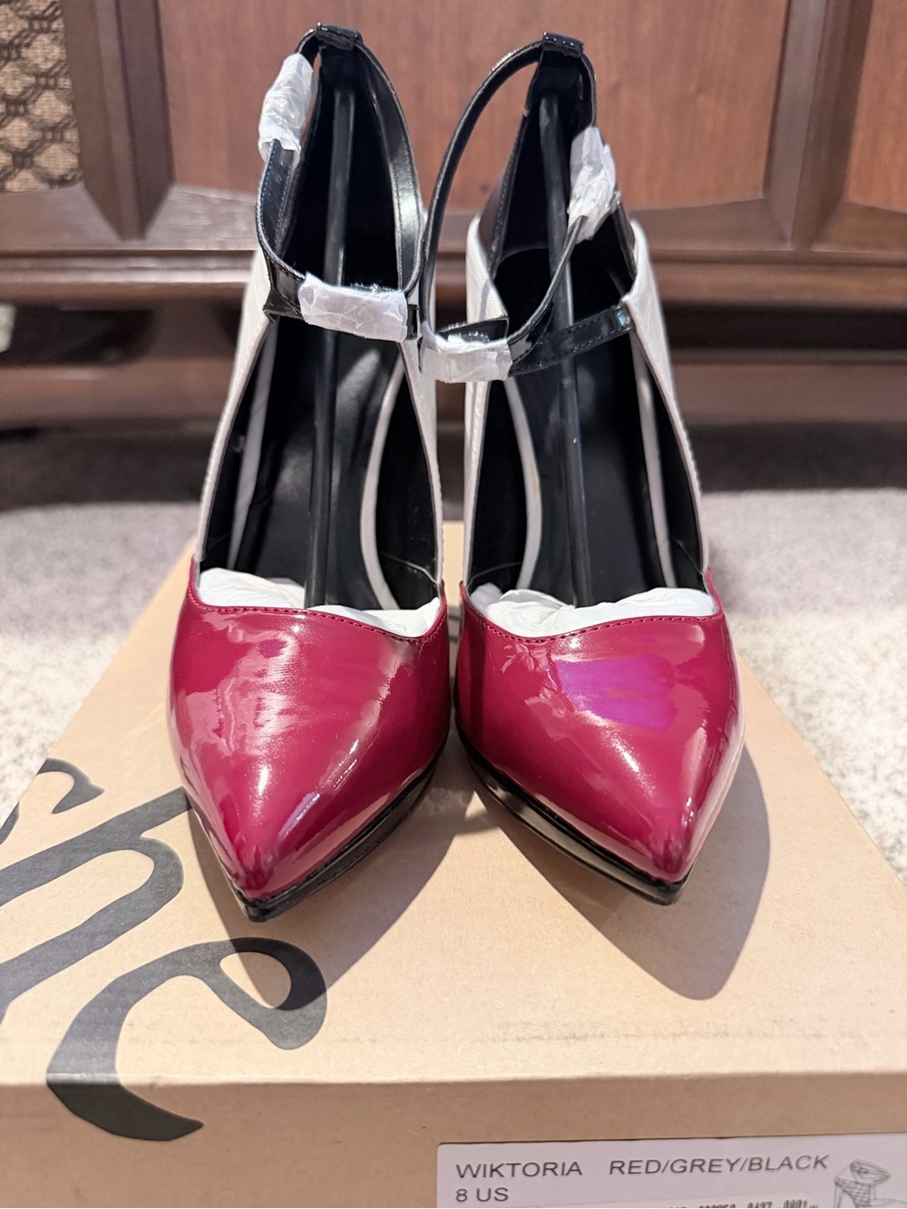 Wiktoria Two-Tone Pointed Patent Pump in Red and Black
